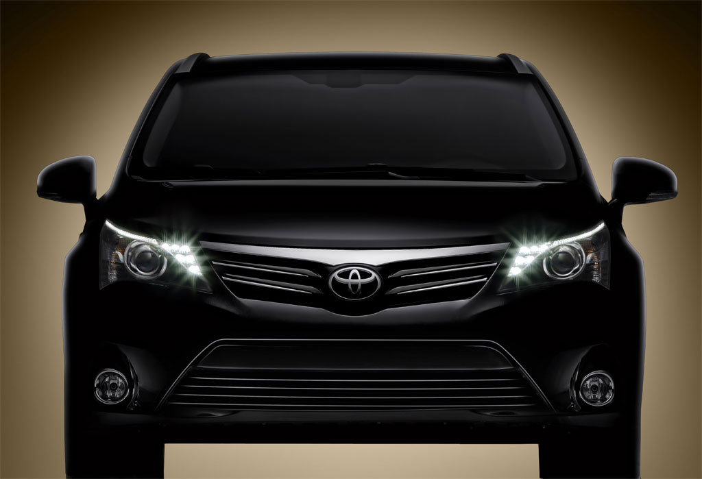 Toyota-Avensis-Teaser