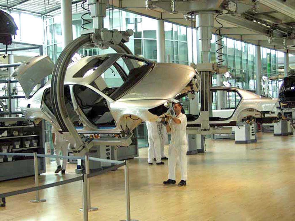 Workers-at-VW-in-Dresden