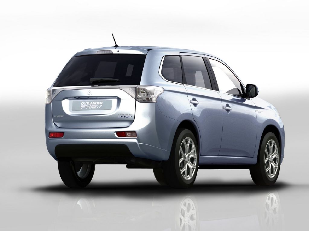 Mitsubishi-Outlander-PHEV-02