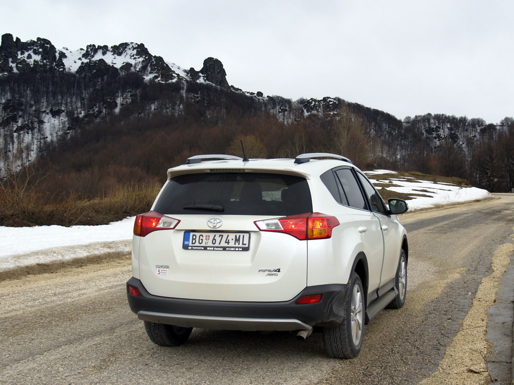 Toyota-RAV4-01