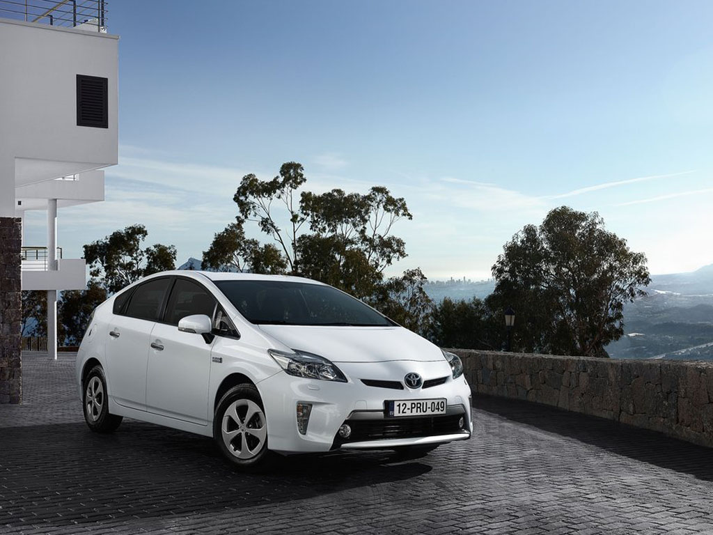 Toyota-Prius-Plug-in-Hybrid-2013