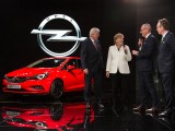 Opel poklonio Angeli Merkel minijaturni model Astre