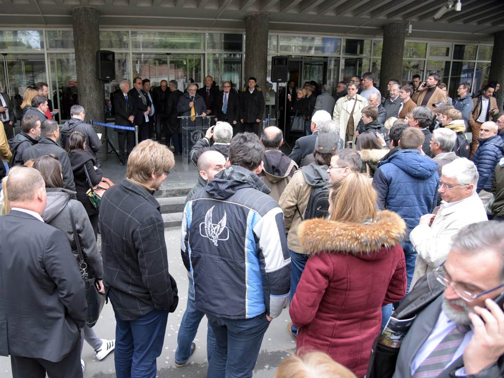 Električni automobili ispred Mašinskog fakulteta u Beogradu