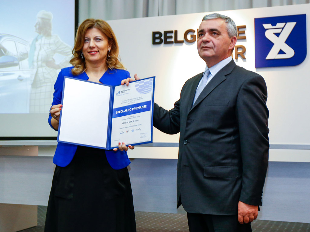 Aleksandra Graovac prima priznanje od Zorana Lupšića